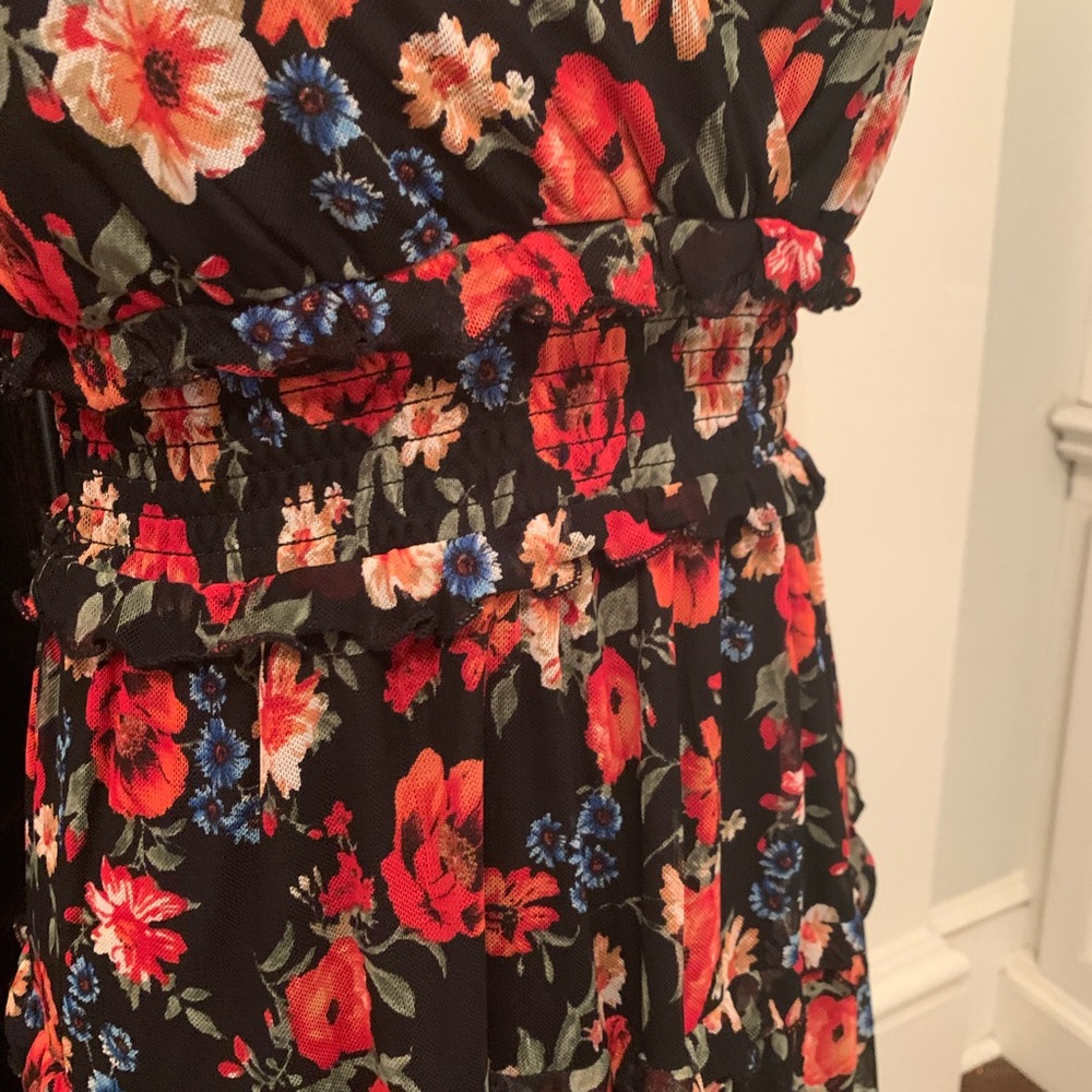 🌹CITY VIBE🌹NWT!FLORAL RUFFLE DRESS.BEAUTIFUL AND SASSY!!! - Picture 3 of 11